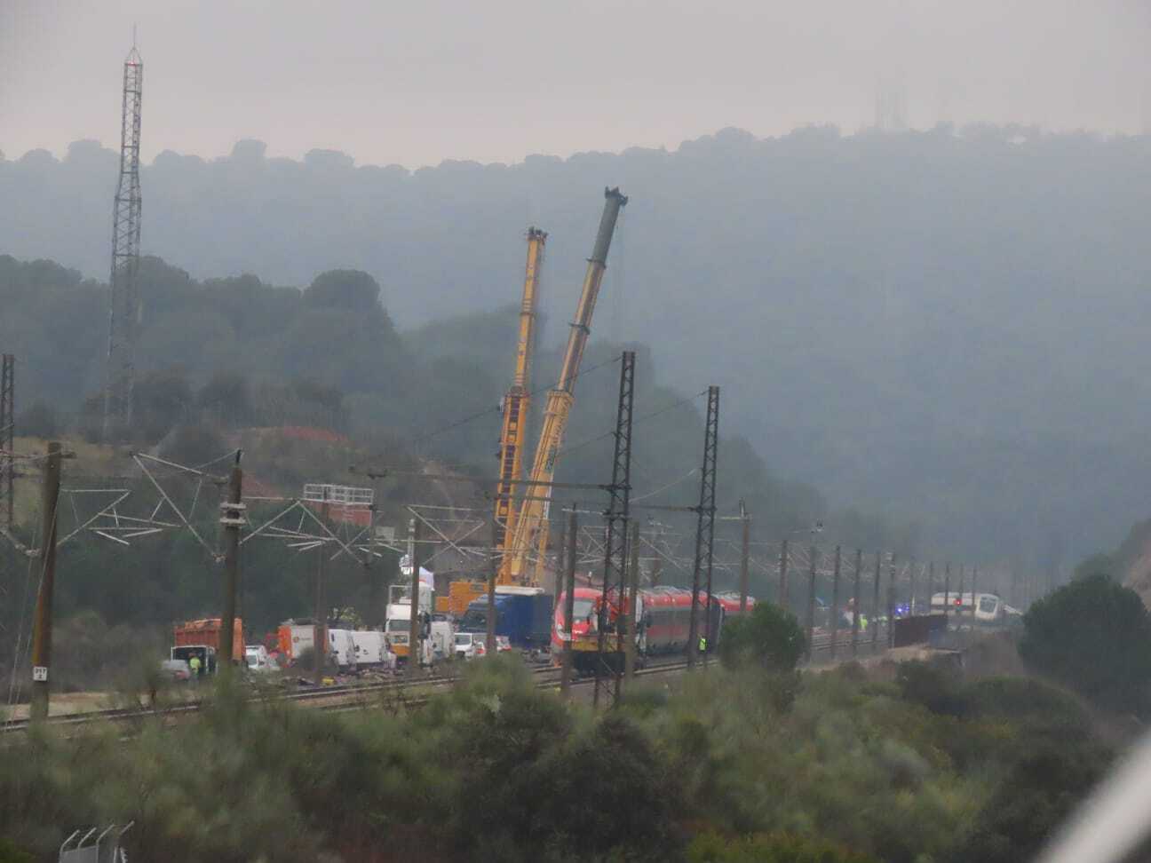 Los equipos de rescate y de investigación del accidente de trenes en Adamuz (Córdoba) afrontan una nueva jornada de trabajos en la zona del siniestro.
