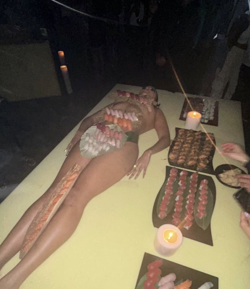 La última locura de Kanye West una mujer desnuda cubierta de sushi en su cumpleaños, al que también acudió su hija de 9 años Ocio y cultura Cadena SER Foto foto