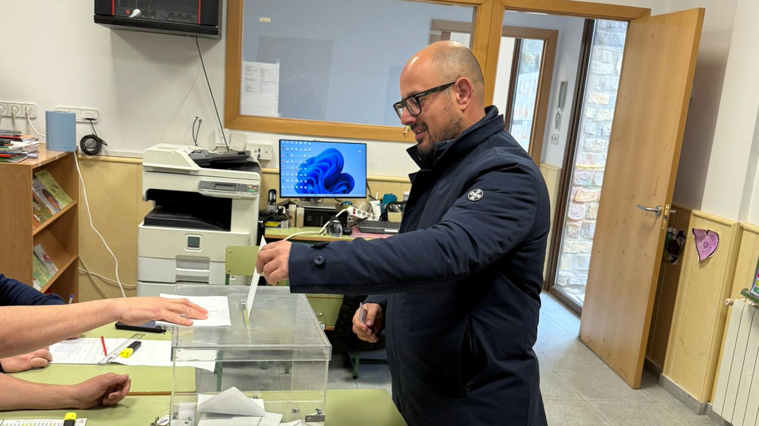 Alberto Izquierdo, candidato del Partido Aragonés, mientras votaba este domingo.
