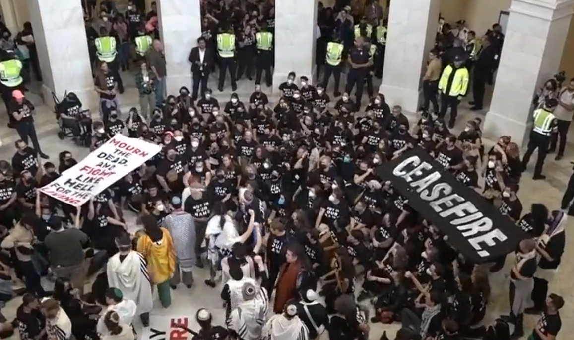 Un grupo de judíos entra en el Capitolio de EEUU para exigir el alto el fuego en Gaza