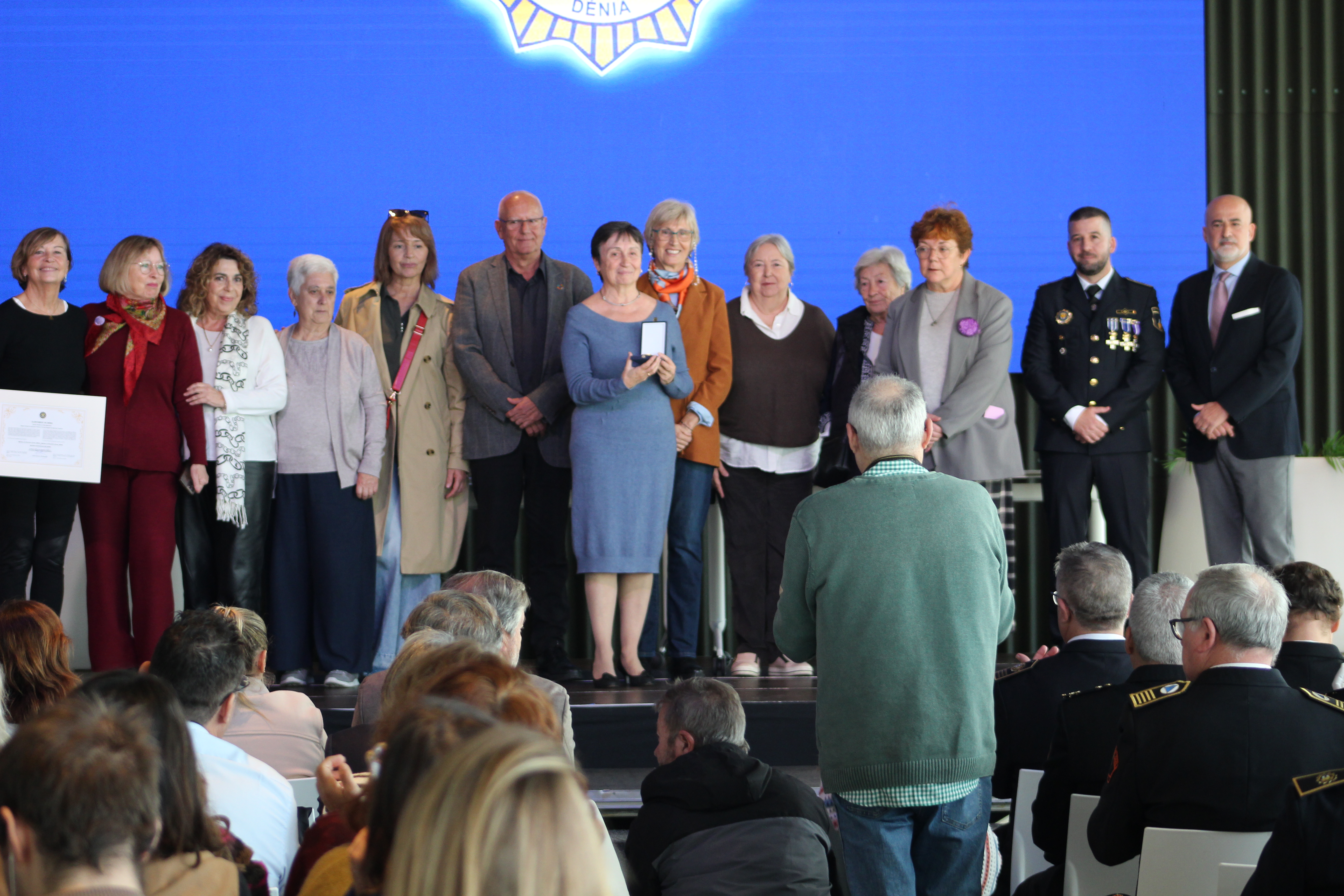 La medalla fue recogida por la presidenta de la asociación, Mari Huertas