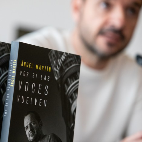 Ángel Martín, sin miedo y feliz por la acogida de su libro 'Por si las voces  vuelven