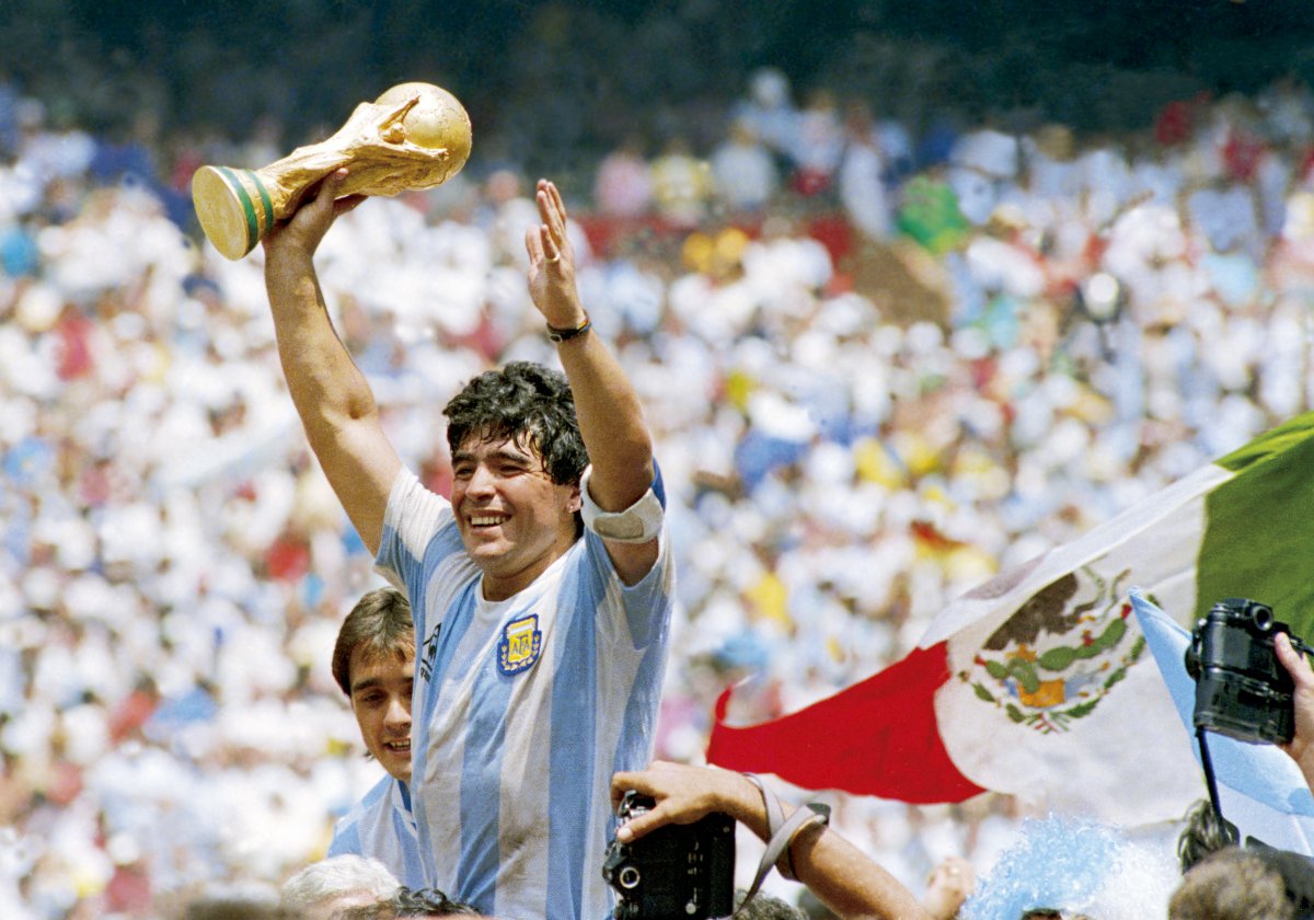 Diego Maradona sostiene la Copa del Mundo tras ganar el Mundial de la FIFA de 1986, en Ciudad de México