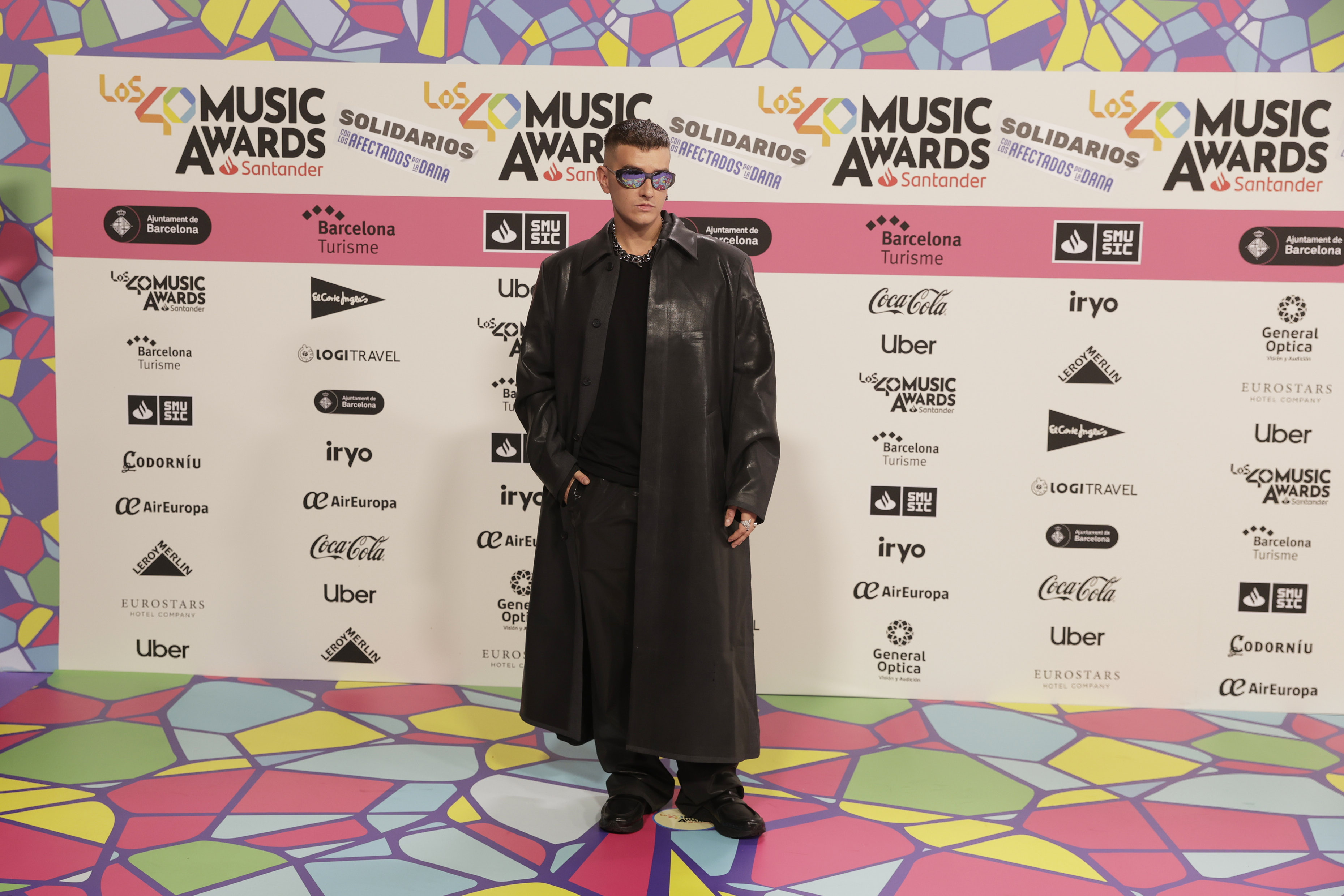 Recycled J ha aterrizado en LOS40 Music Awards Santander como una auténtico personaje de la Matriz. Hoy nos hará elegir la pastilla (de Cruz) Roja para recaudar fondos en favor de los afectados por la DANA.