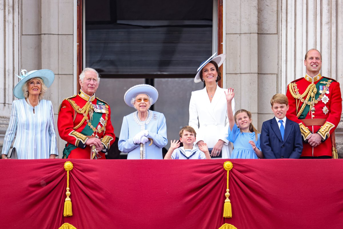 Isabel II y algunos otros miembros de la Familia Real observan uno de los actos oficiales desde el balcón de palacio.