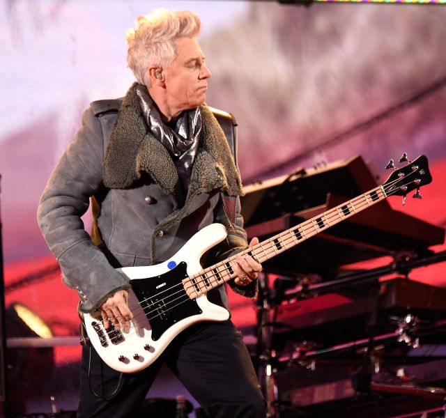 equipo de bajo adam clayton