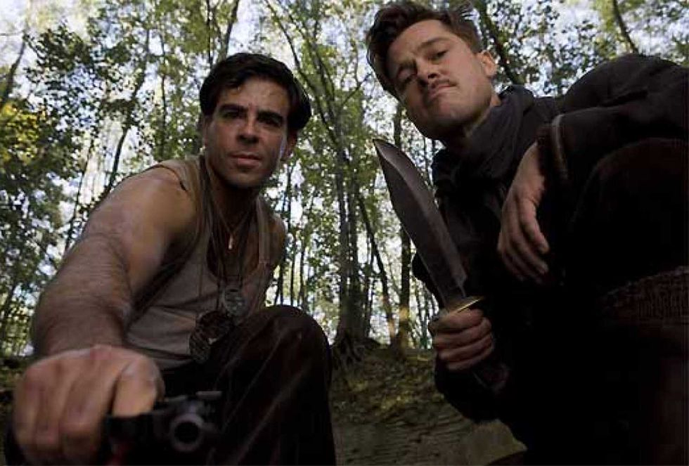 Eli Roth (i) y Brad Pitt (d) en una escena de &#039;Malditos bastardos&#039;