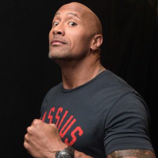 Dwayne Johnson The Rock machaca sus piernas como nunca con un