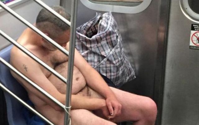 Hombre sin ropa pasea por las calles de Nueva York. Actualidad