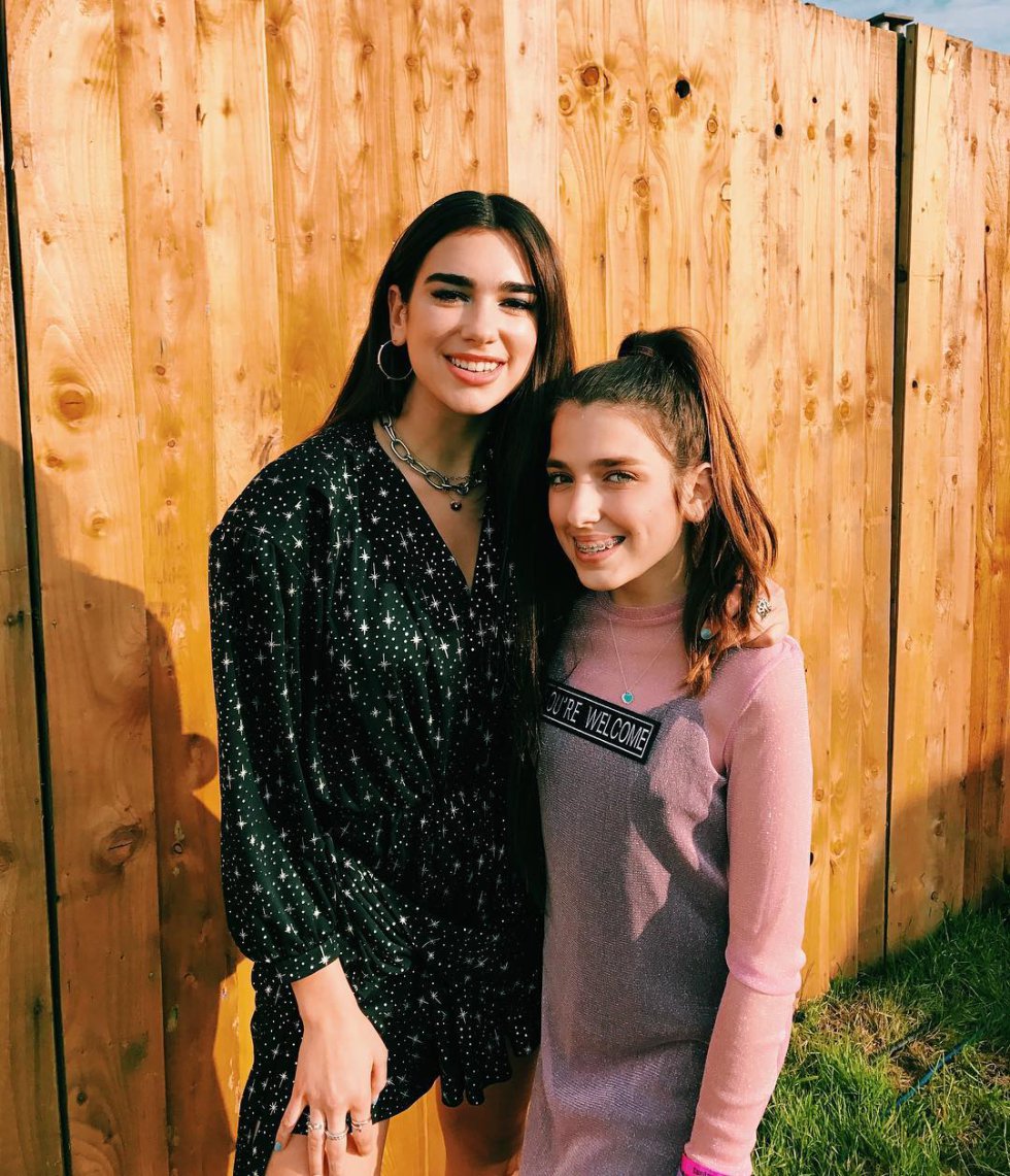 10 fotos para conocer mejor a la hermana de Dua Lipa que triunfa en redes |  Galería | LOS40