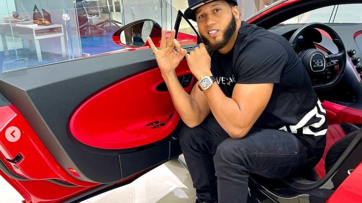 Sin vergüenza! El Alfa se fotografió con un Bugatti que nunca compró | Música | LOS40 Chile