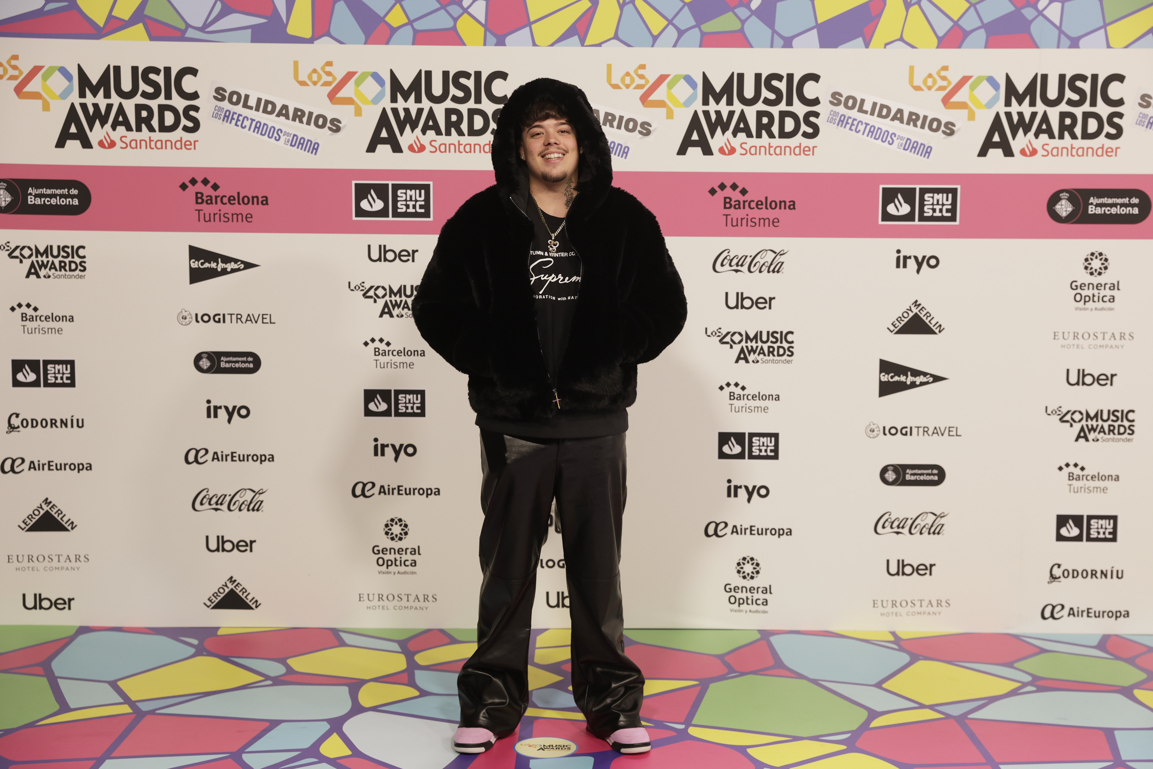 Otro de los complementos y vestuarios que estamos viendo a lo largo de esta alfombra roja de LOS40 Music Awards Santander 2024 son los abrigos de 'pelito'. Aquí Saiko parece el 'osito amoroso' que ha cobrado vida de la camisa de nuestro compi Karin Herrero.