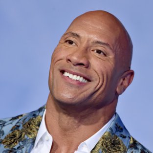 Dwayne Johnson The Rock machaca sus piernas como nunca con un