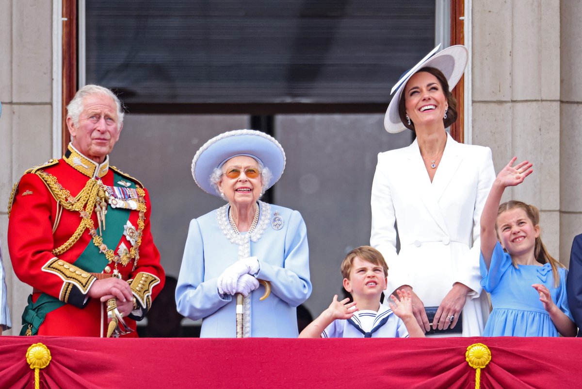 Isabel junto a su hijo y otros miembros de la Familia Real contemplan muy animadamente los actos oficiales de su jubileo.