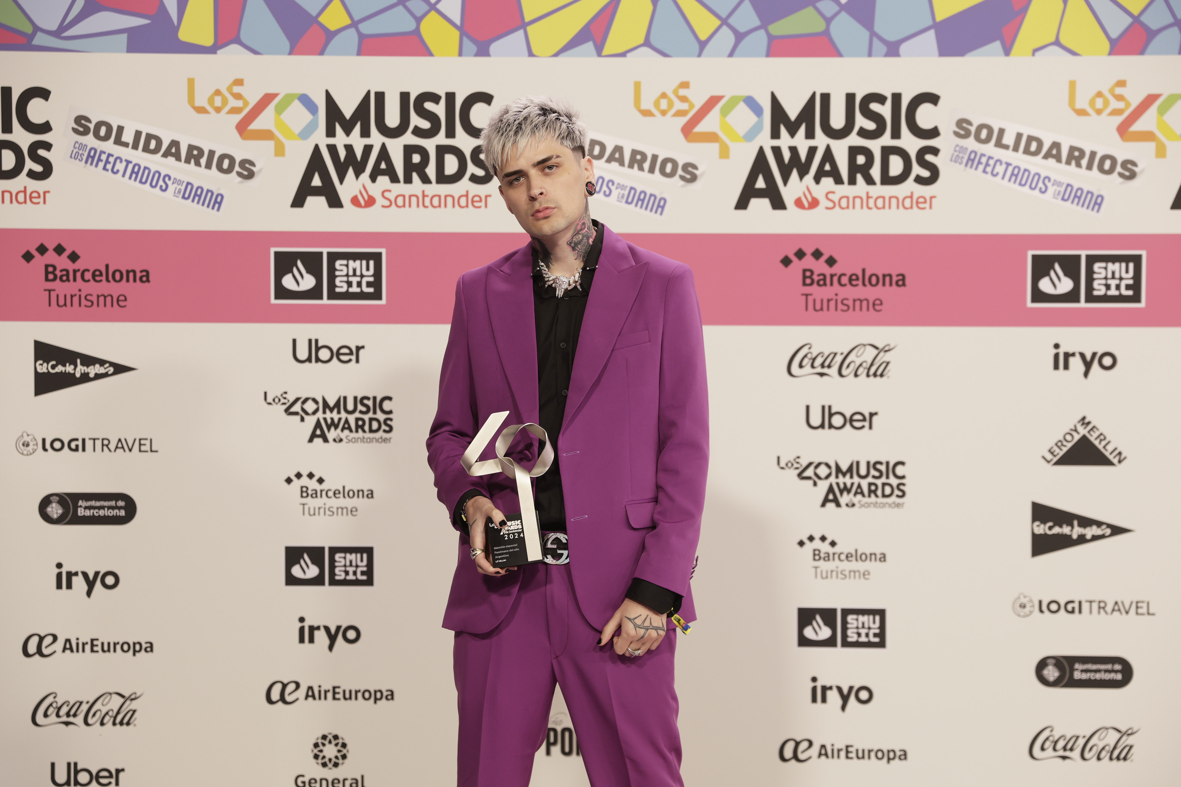 LIT Killah ha sido uno de los primeros ganadores de la noche. El argentino, siempre acompañado de ese color púrpura tan característico de su estética, se ha llevado un premio LOS40 Music Awards Santander 2024 a 'Fenómeno Argentino del Año'.