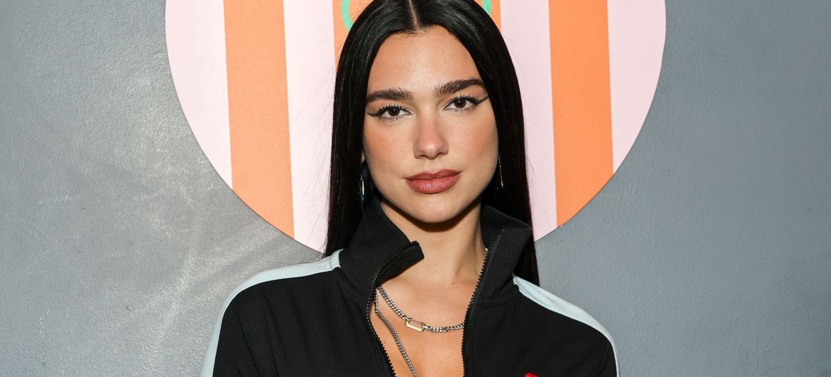 Dua Lipa revoluciona las redes con su body transparente y una frase en  español, Moda