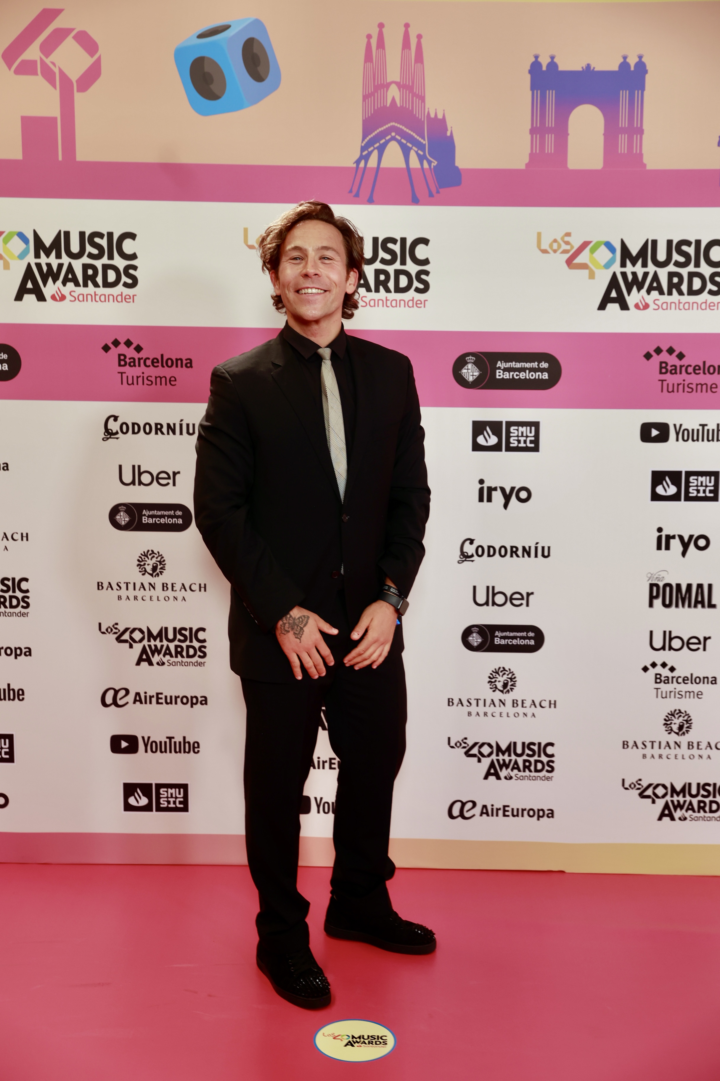 Óscar Martínez ha llevado todo al negro en su look para la cena de nominados. El presentador de LOS40 también ha apostado por darle algo de color al look con la corbata.