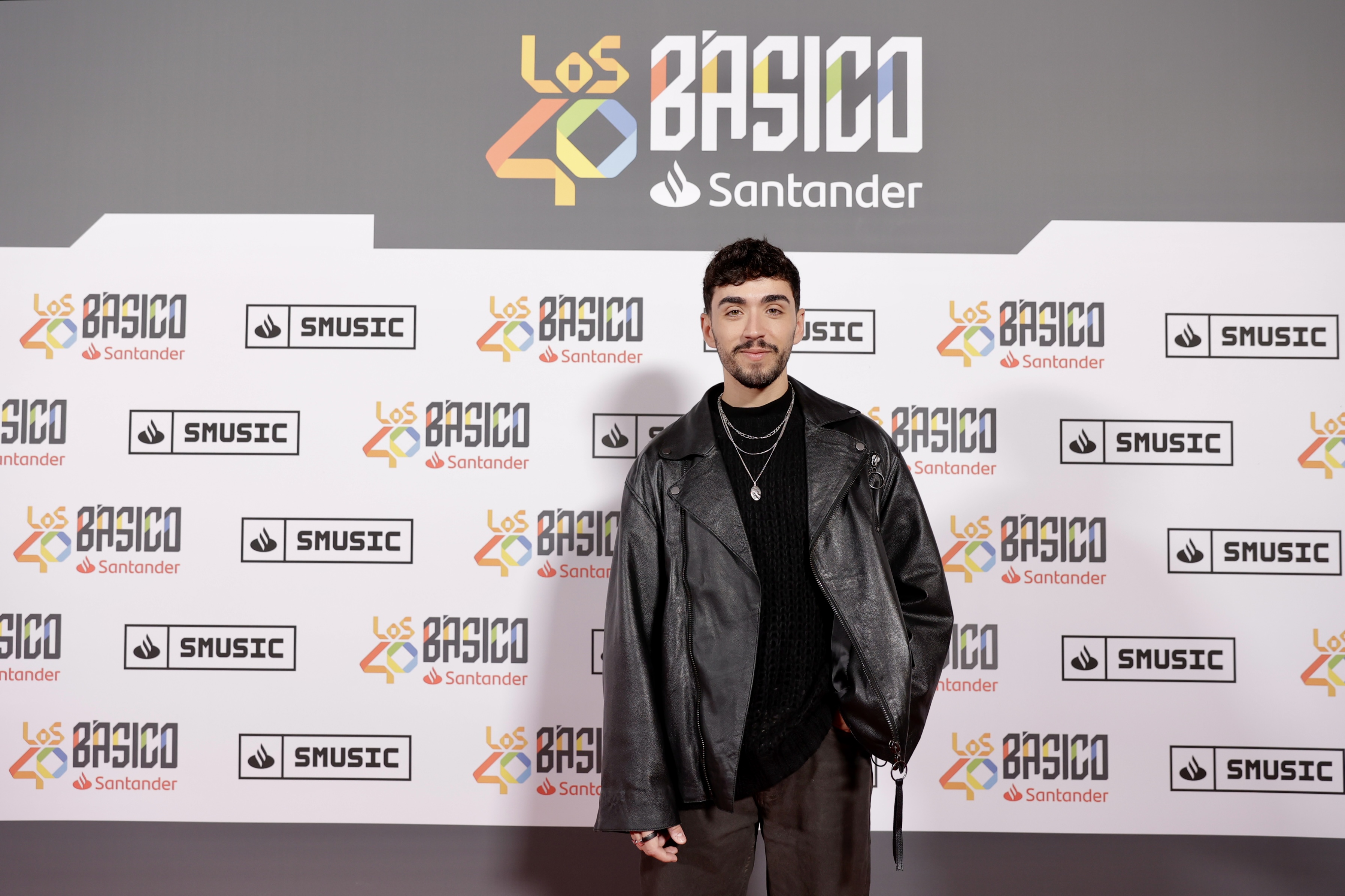 Álex Márquez, exconcursante de OT 2023, apuesta por un total look negro en la alfombra roja de LOS40 Básico Santander