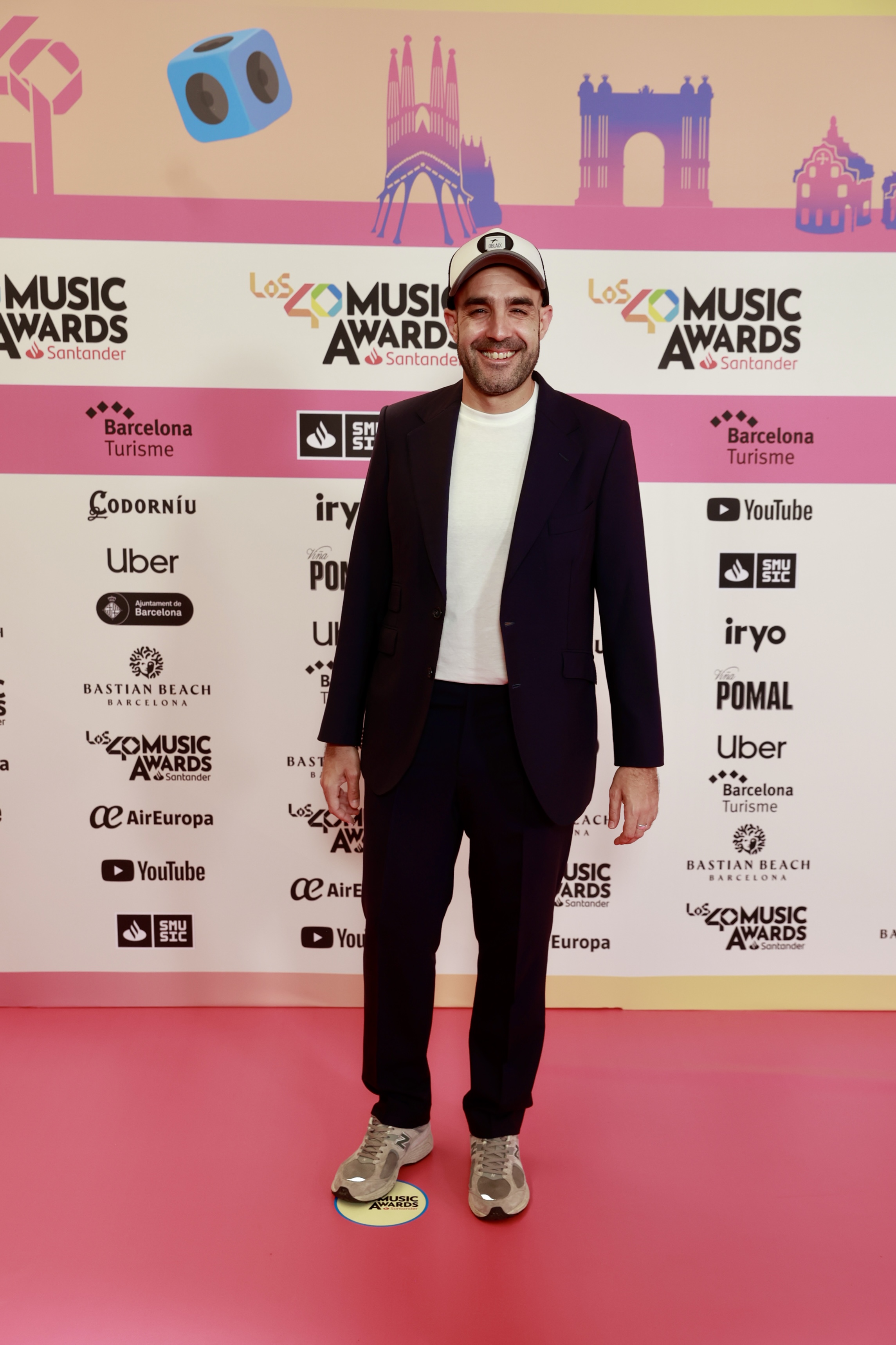 JM Duro, presentador y DJ de LOS40 Dance, ha llegado a la alfombra de la cena de nominados de LOS40 Music Awards Santander 2024 con un look deportivo, pero arreglado.