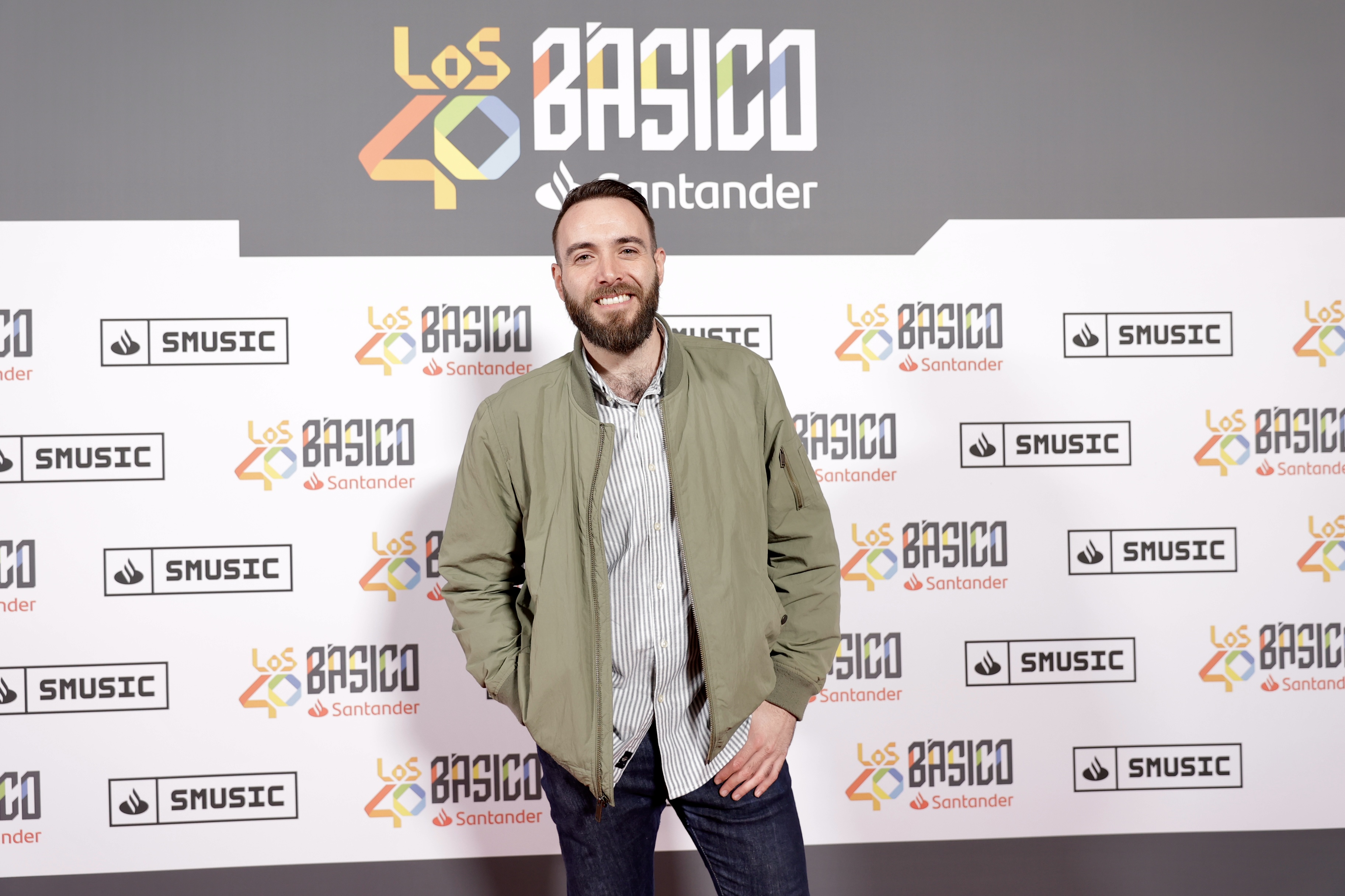 Félix Castillo, nuestro compañero de LOS40, lució así de sonriente en el photocall de LOS40 Básico con David Bisbal.