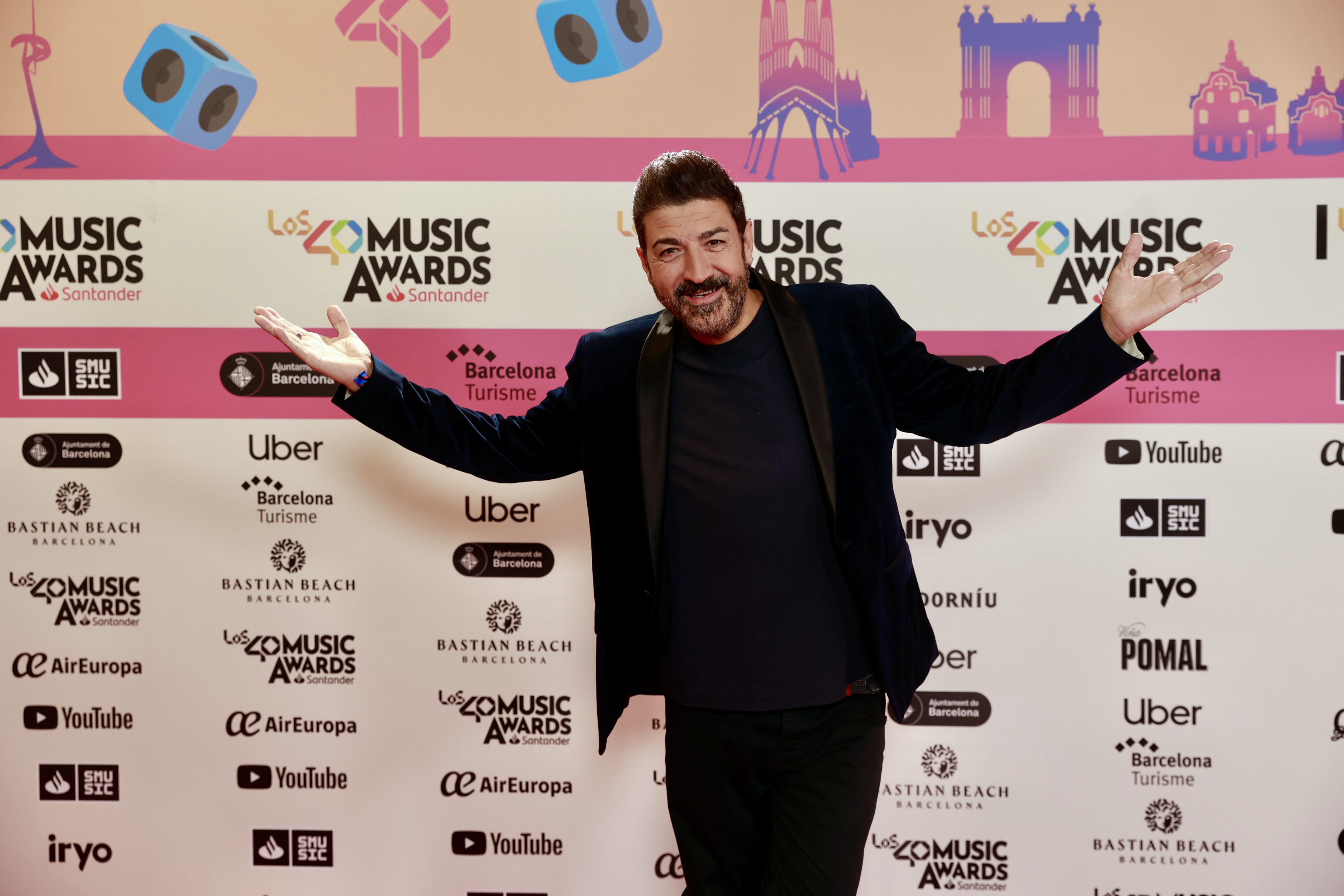 Tony Aguilar, el presentador de Del 40 al 1, es otro de los que ha apostado todo al negro. Un clásico. Eso sí, le queda de maravilla.