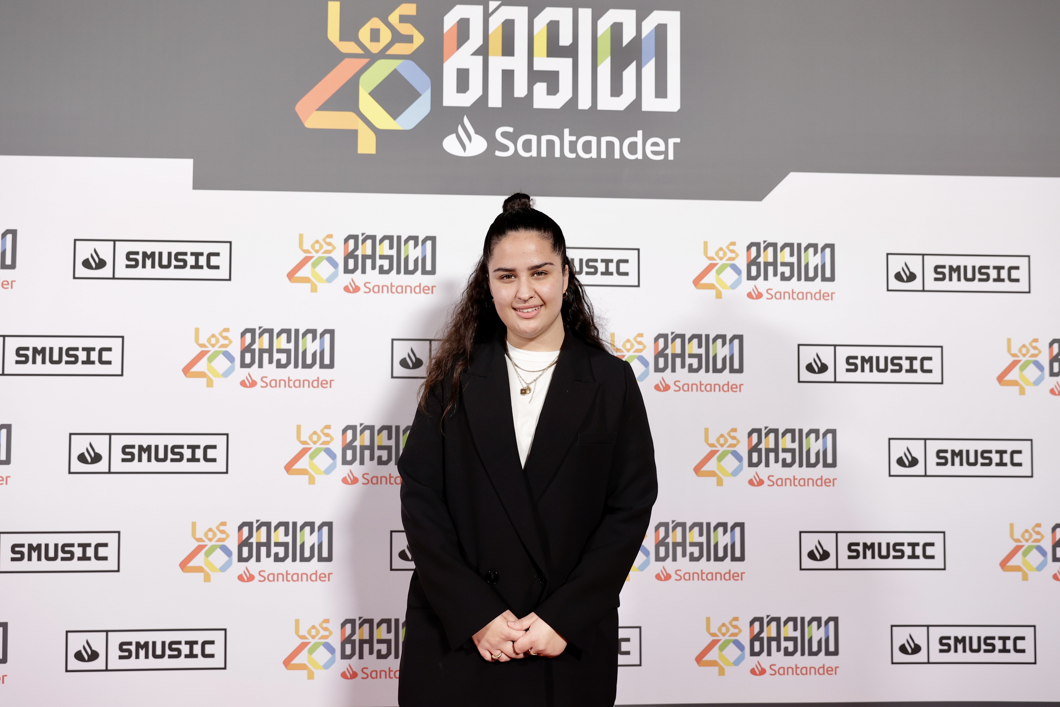 Salma, exconcursante de OT 2023, opta por un conjunto de chaqueta clásico para asistir a LOS40 Básico Santander.