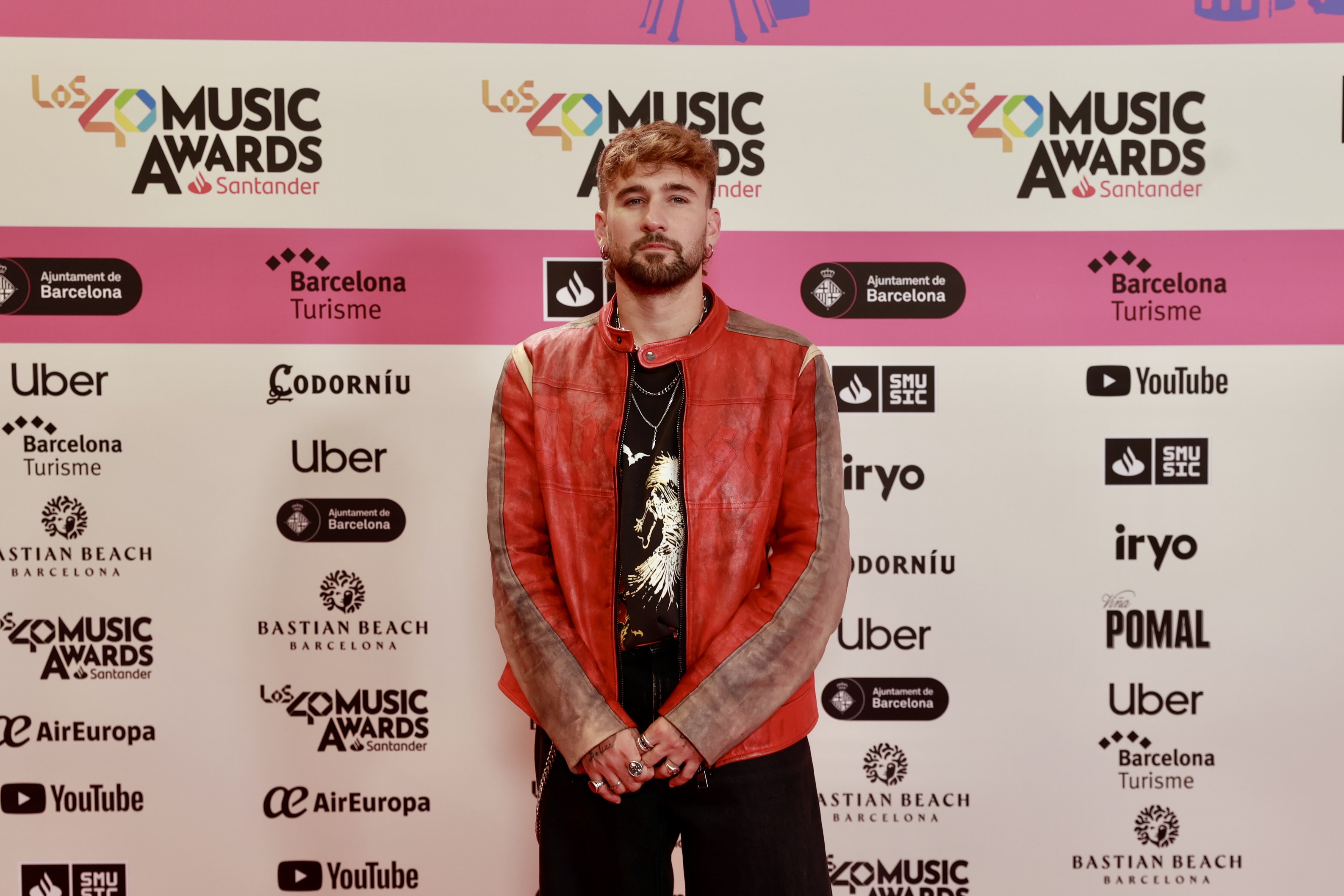 Dani Fernández ha apostado todo a una chaqueta de cuero de color rojo y a un look super rockero debajo. Cien por cien Dani.