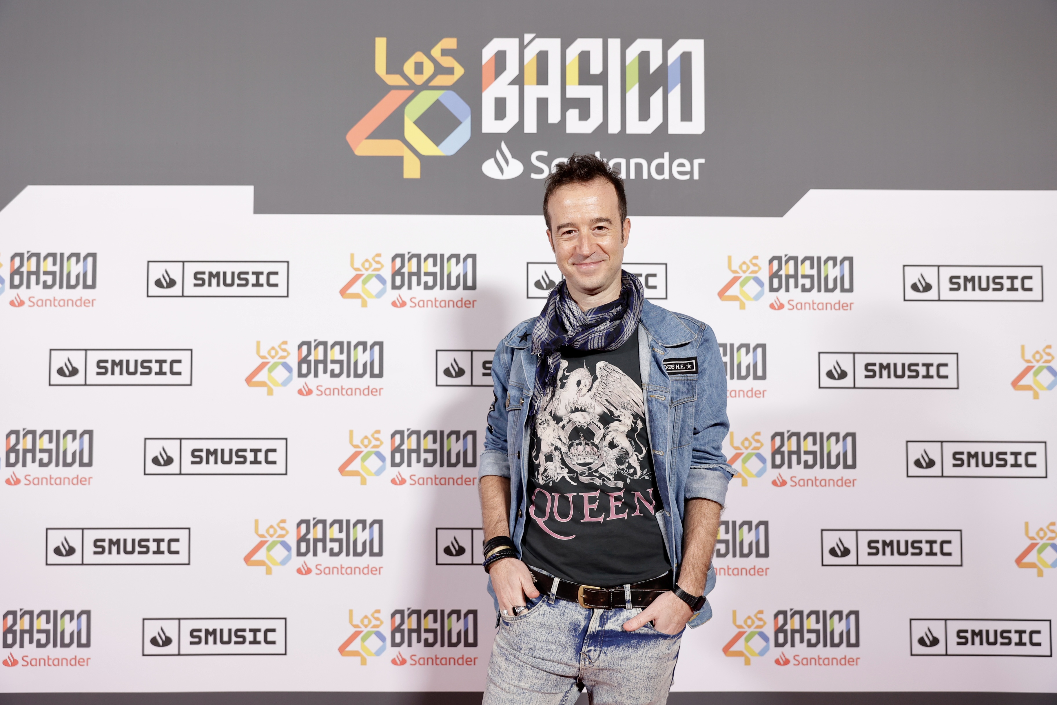 El presentador de LOS40 Jesús Taltavull posó con una camiseta de Queen en el photocall previo al Básico.