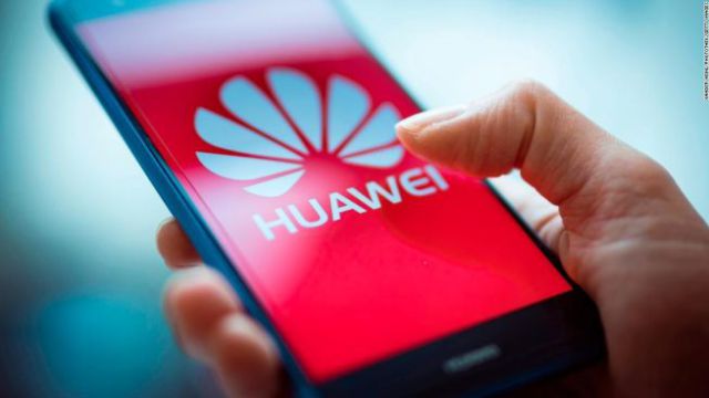 El Ministerio de Defensa prohíbe usar los móviles Huawei, y los