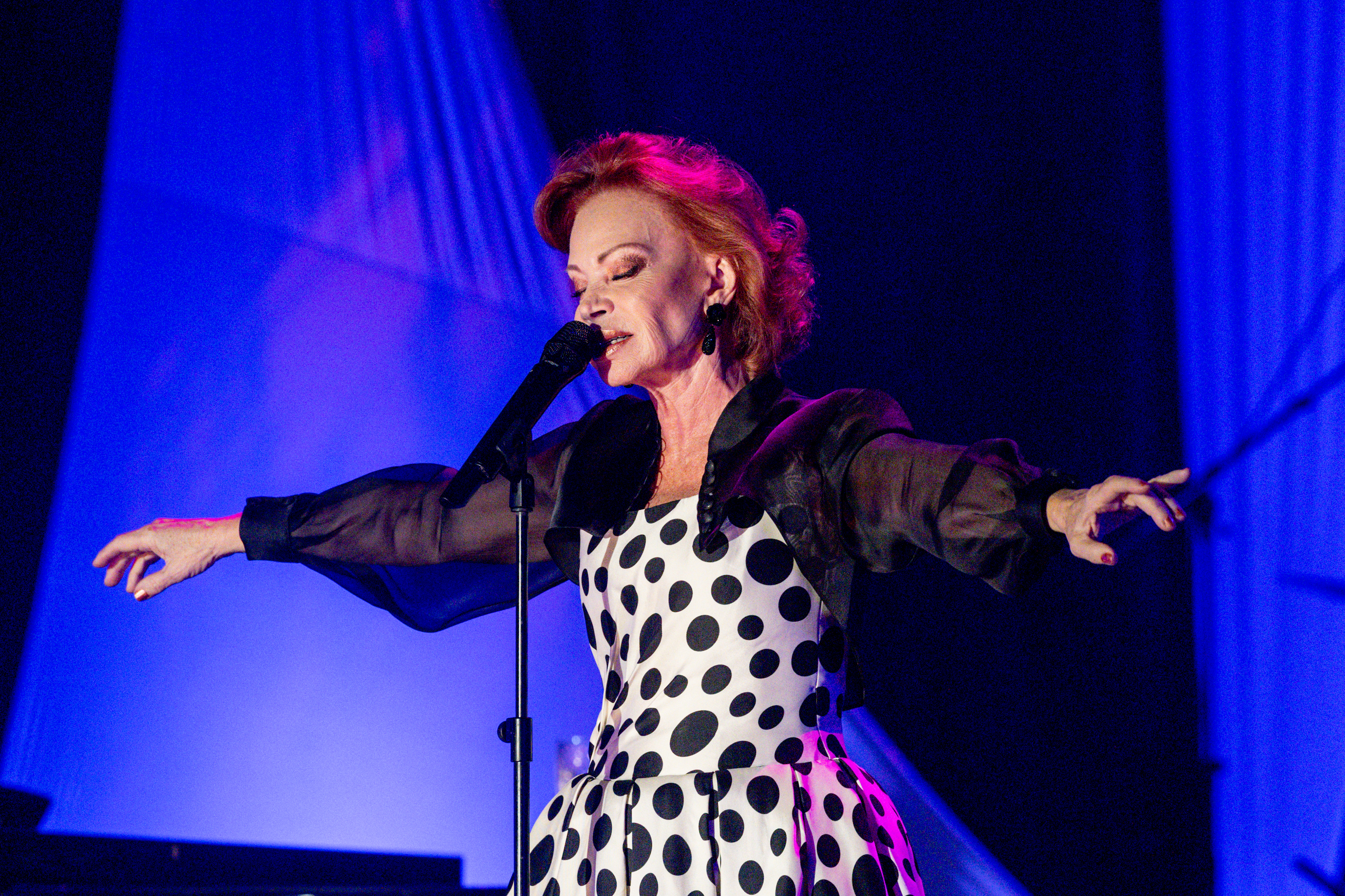 Paloma San Basilio recibe un emotivo homenaje en Premio Lo Nuestro: “Somos una comunidad maravillosa” | Música | LOS40