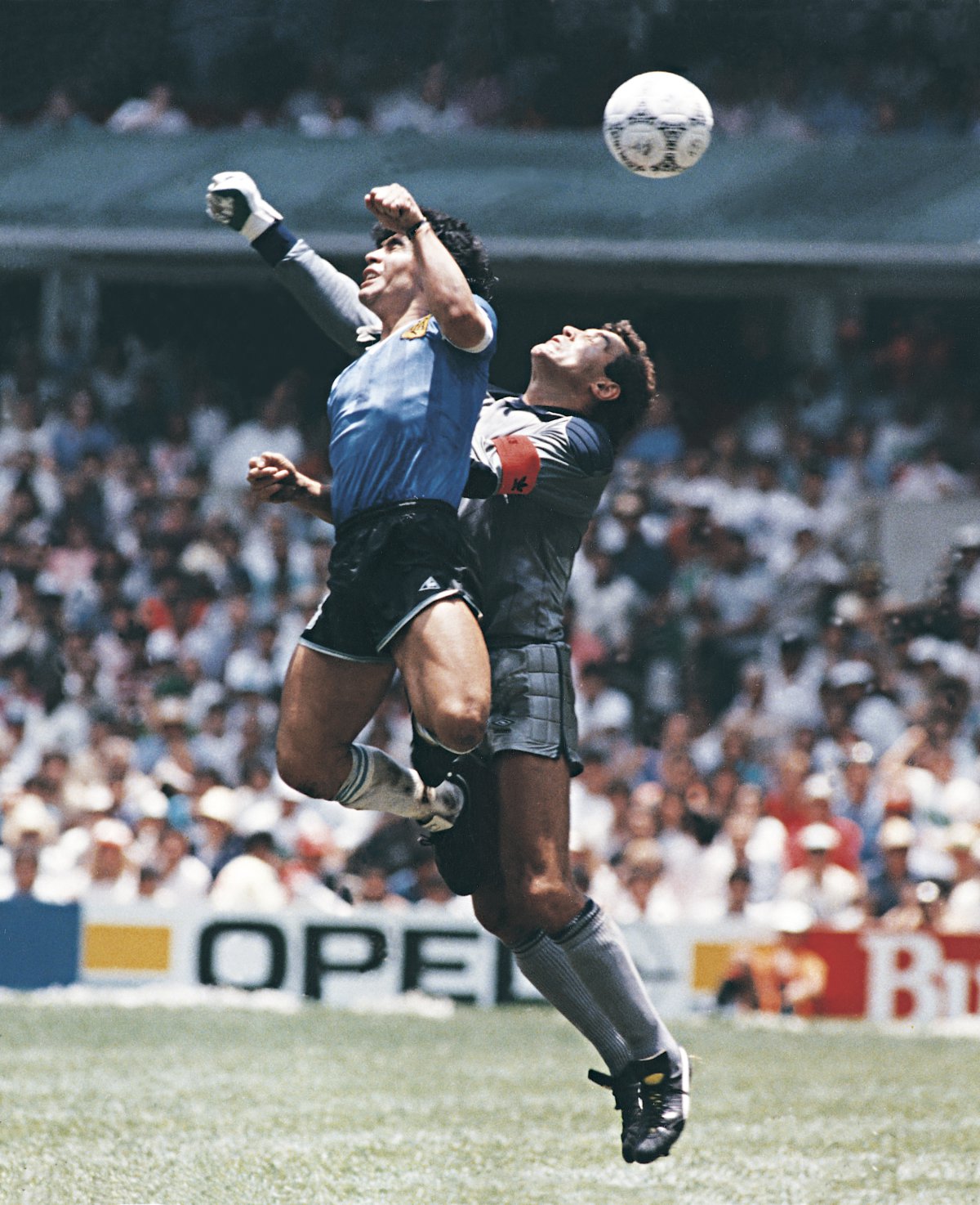 Maradona of Argentina mete un gol con la cabeza durante la final del Mundial de la FIFA de 1986 en Ciudad de México