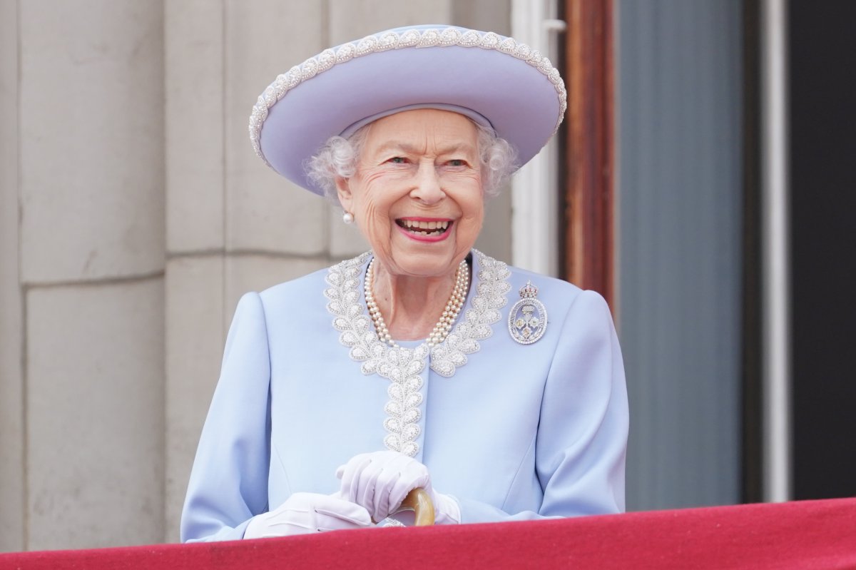 La reina ha salido al balcón muy sonriente y luciendo un traje azul cielo de lo más elegante.