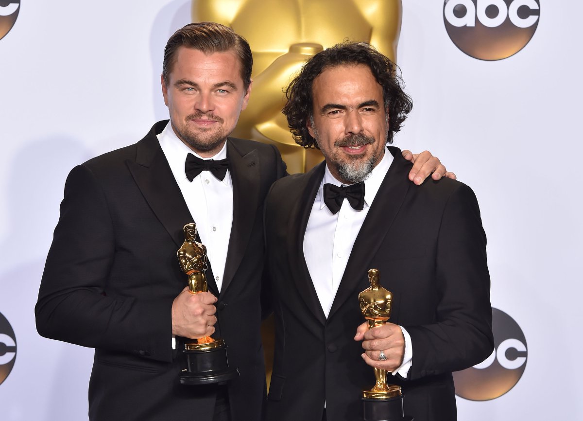 Alejando González Iñárritu (d) y Leonardo DiCaprio (i) tras ganas el Óscar por &#039;El renacido&#039;