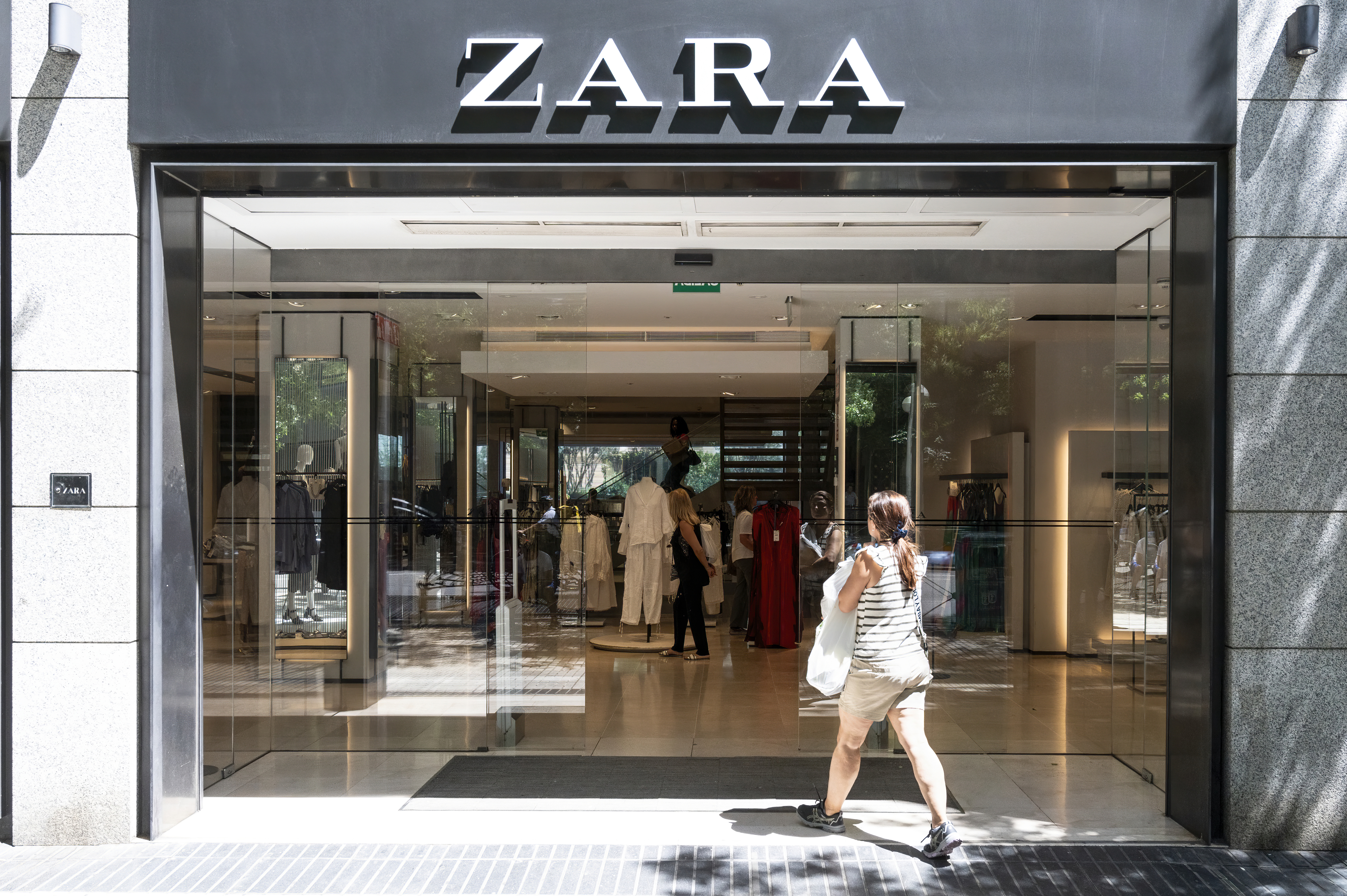 Cuándo terminan las rebajas de verano en Zara, El Corte Inglés, Mango o H&M?