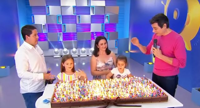 Sobrina apaga las velas del pastel de cumpleaños de su tía, y el