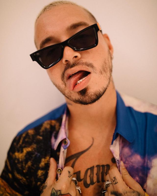 J balvin con discount gafas