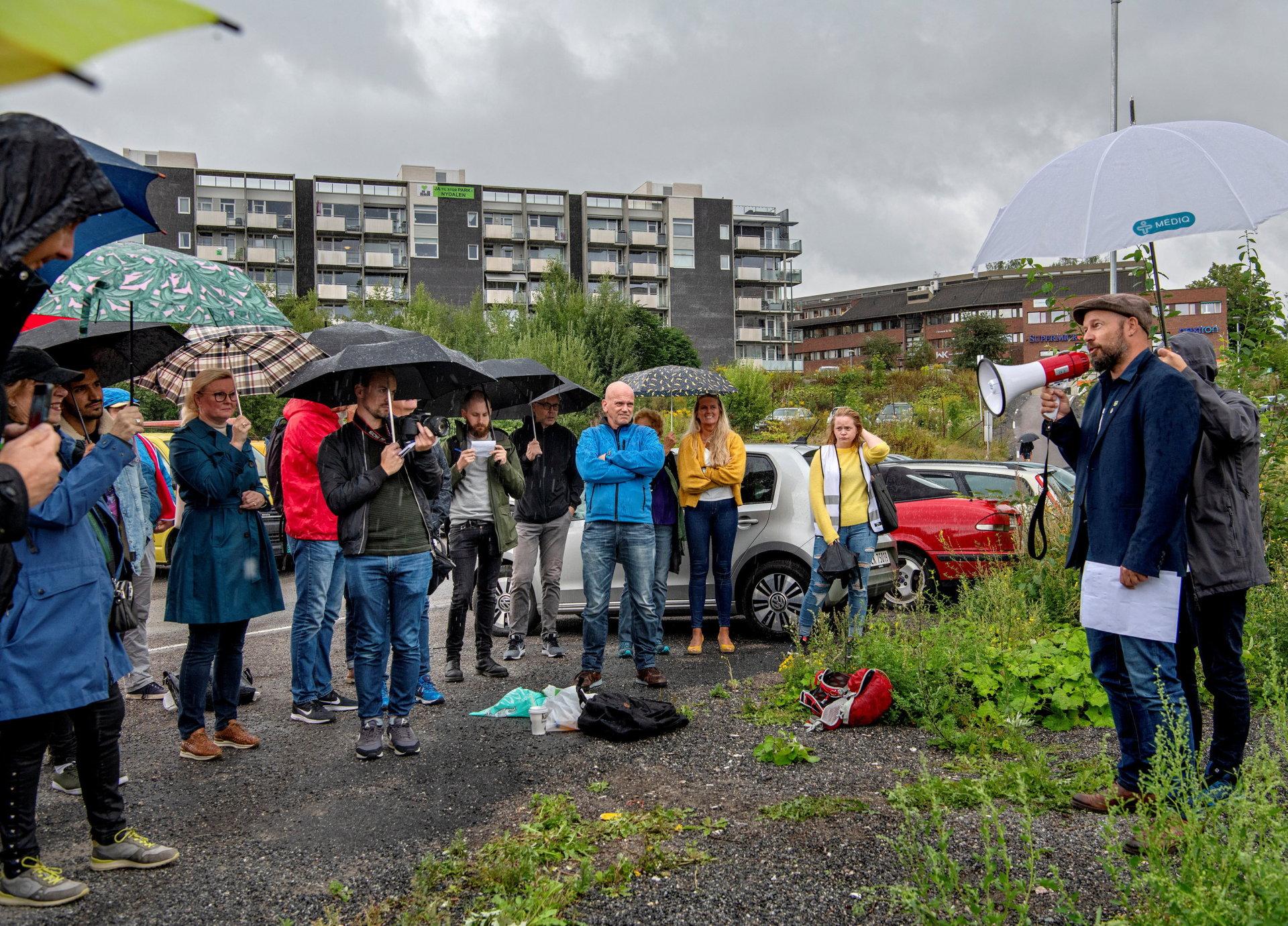 Høsten 2018 inviterte Ja Til Park i Nydalen sentrale politikere i Oslo til lunsj i det «grønne» for å informere om ønsket om park i     området. I dag bor det 10.000 mennesker i Nydalen, et område som er ventet å huse det dobbelte om 10 år. Foto: Mimsy Møller