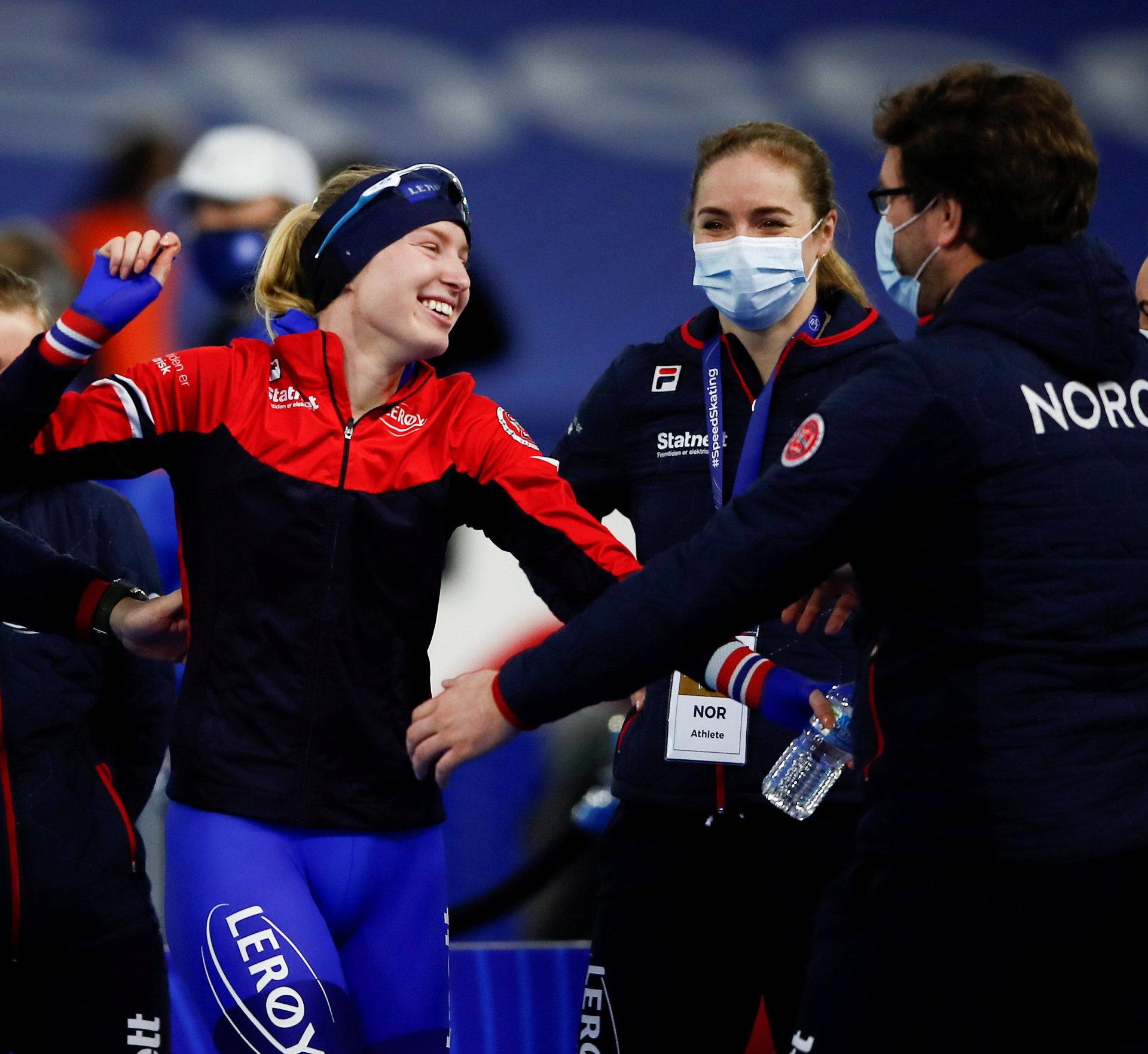 Ragne Wiklund har skjønt at hun har tatt et sensasjonelt VM-gull på 1500 meter i Thialf ishall i Heerenveen i går. Foto: Peter Dejong / AP / NTB