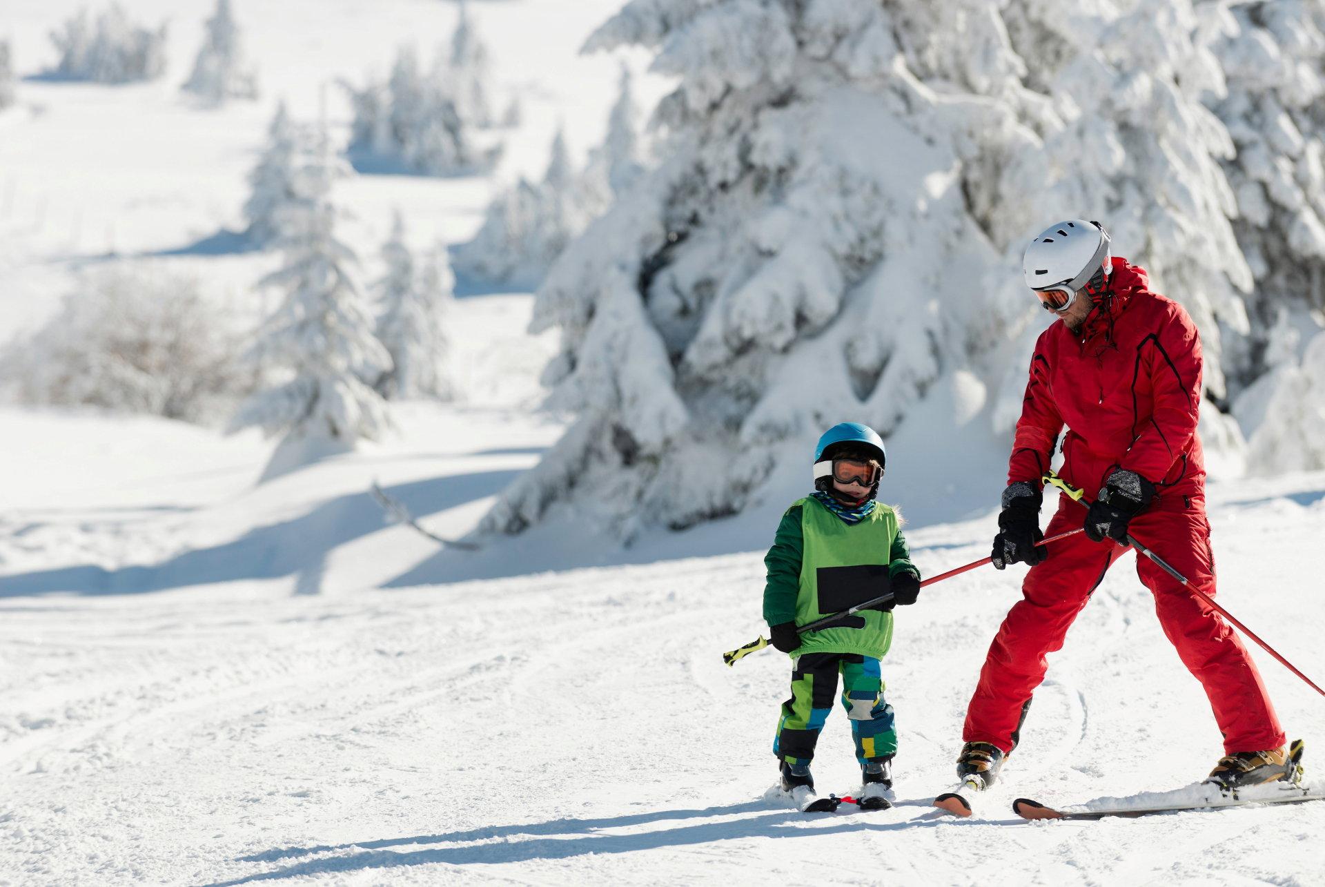 Som skiinstruktør får du mulighet til å jobbe med mennesker ute i vakkert vintervær. En utfordring er at vintersesongen er kort, og instruktørjobben må derfor ofte kombineres med andre jobber. Foto: Shutterstock/NTB