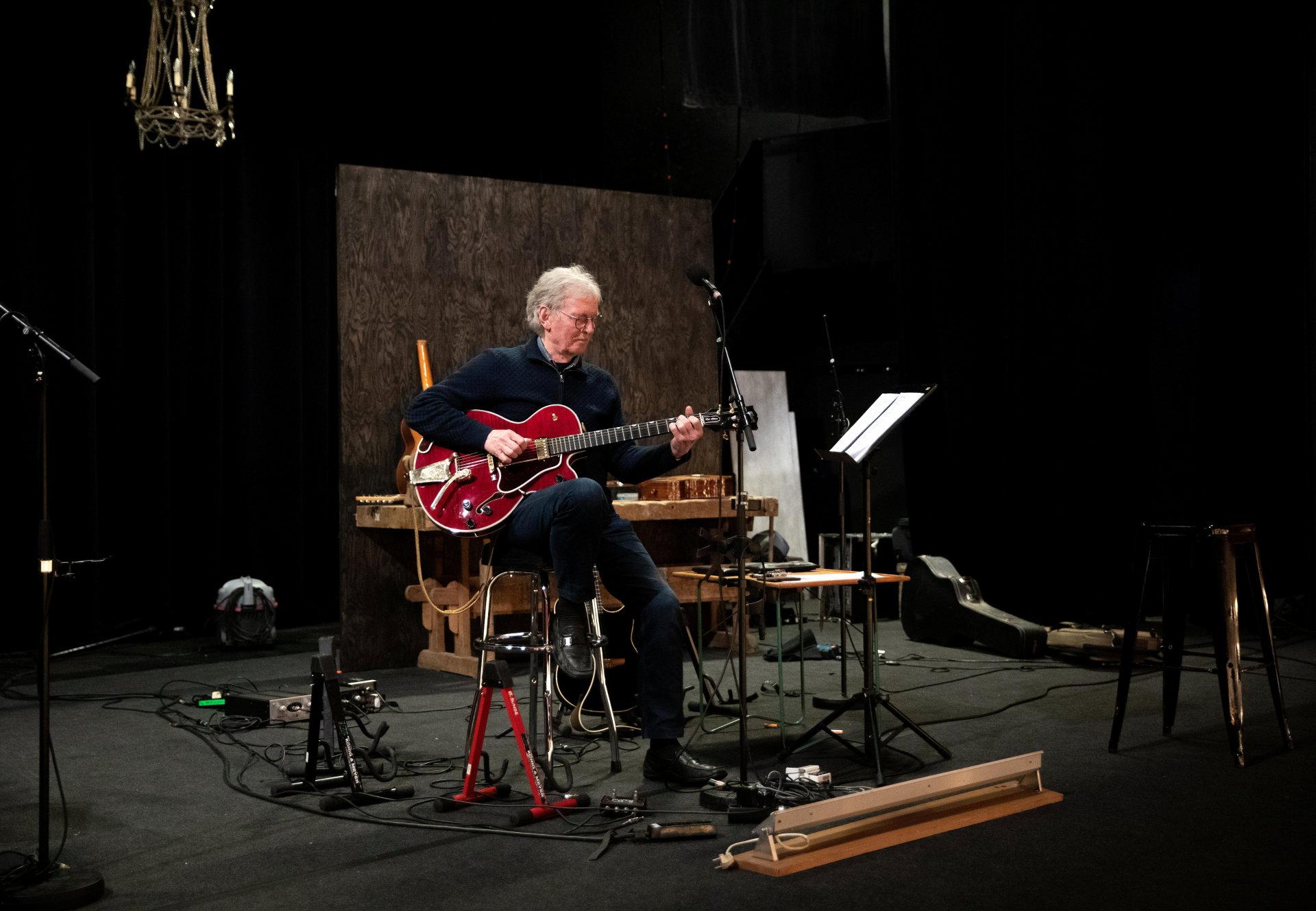 Øystein Sunde med egensnekret scenedekor. Foto: Mina B. Ræge