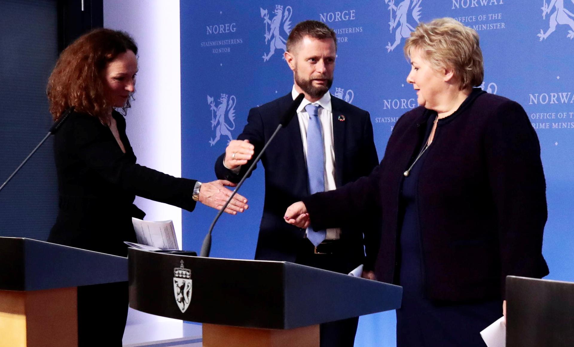 Oops! Helseminister Bent Høie griper resolutt inn for å hindre at Folkehelseinstituttets direktør, Camilla Stoltenberg, og statsminister Erna Solberg håndhilser. Foto: Lise Åserud/NTB