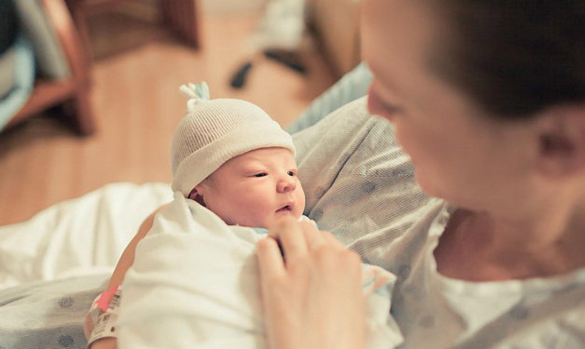 Nybakte mødre trenger hjelp og støtte for å kjenne på en mestringsfølelse, i en rolle som er ny, stor og fremmed for dem, skriver Kari     Løvendahl Mogstad. Foto: iStock