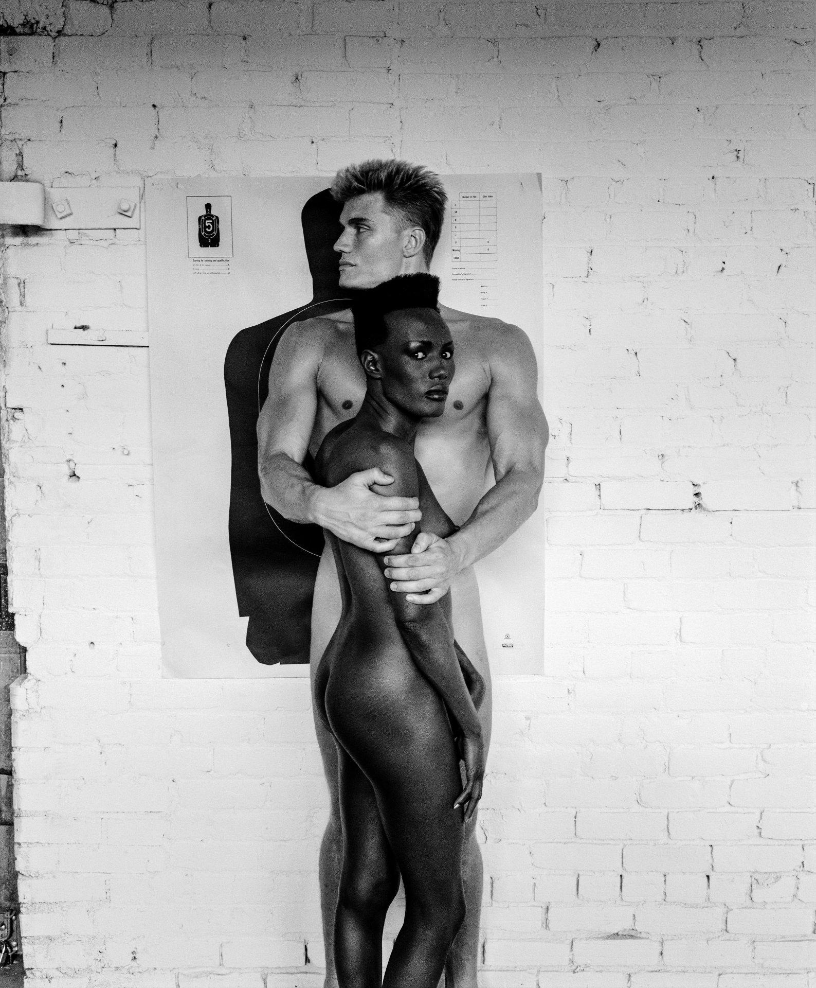 Grace Jones var en av de mange Helmut Newton arbeidet med gjennom flere år. Her er hun med Dolph Lundgren.