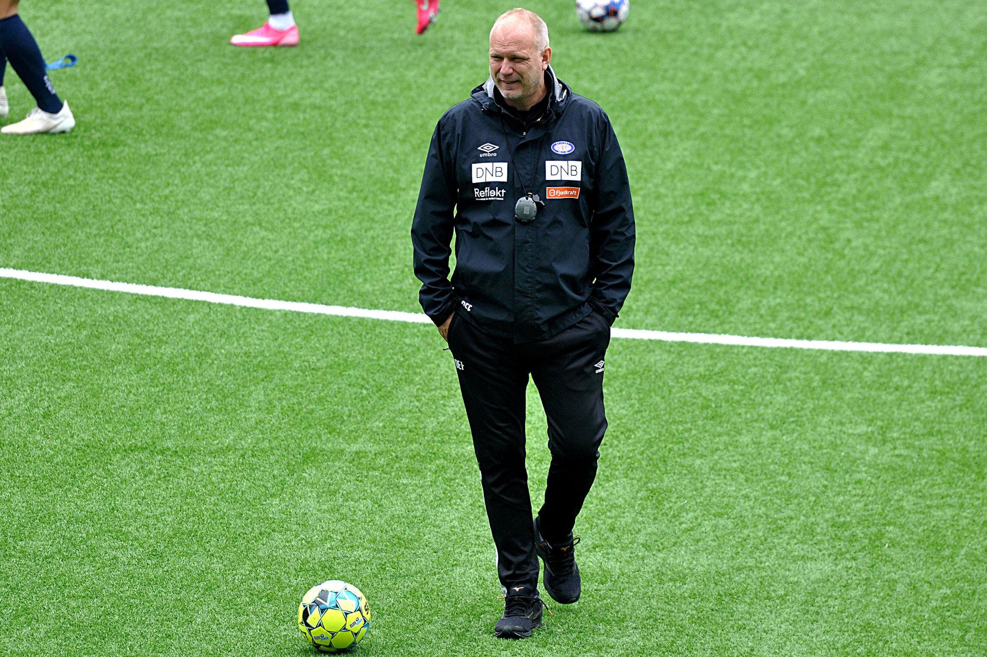 Vålerenga-trener Dag-Eilev Fagermo gleder seg over at laget er blitt mer målfarlig den siste tiden. Det kan bli avgjørende på Aspmyra søndag. Her på onsdagens trening på Intility Arena. Foto: Jørn H. Skjærpe