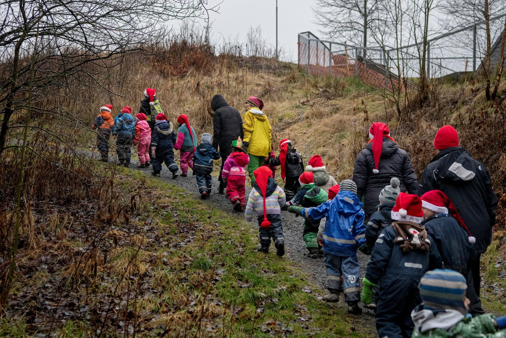 Skrubbelund barnehage på Veitvet får besøk av Nationaltheatret som har lesestund/forestilling i skogen.