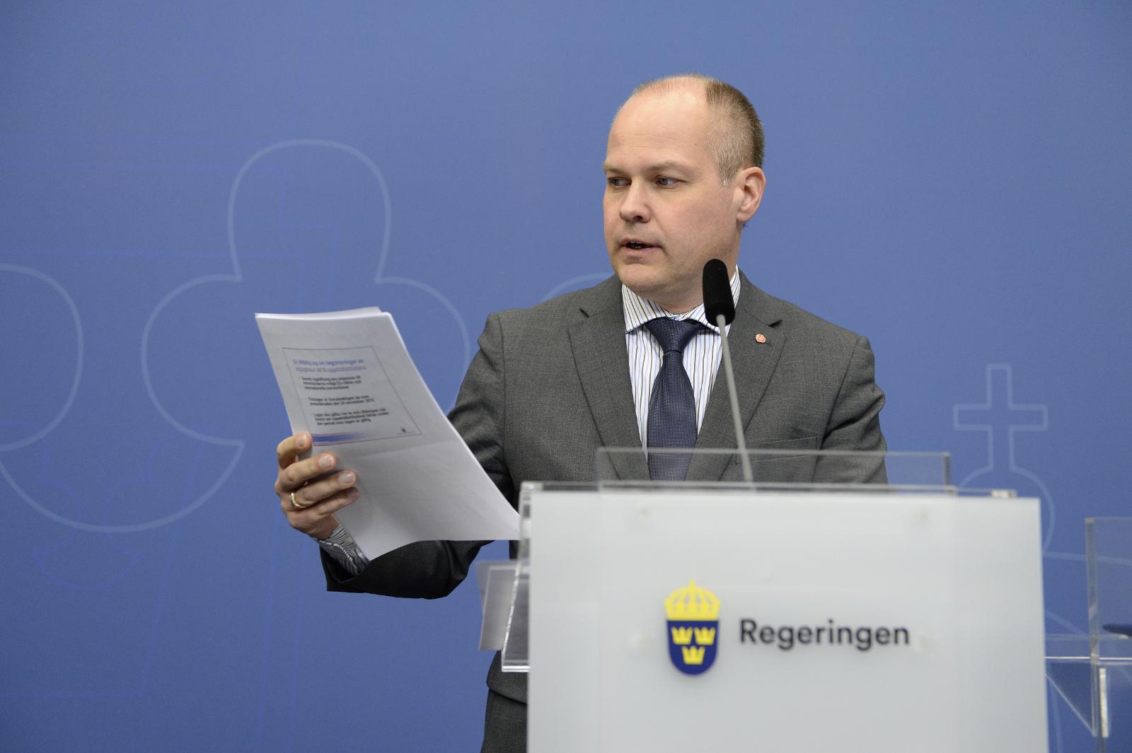 Regeringen ändrar i den nya flyktinglagen