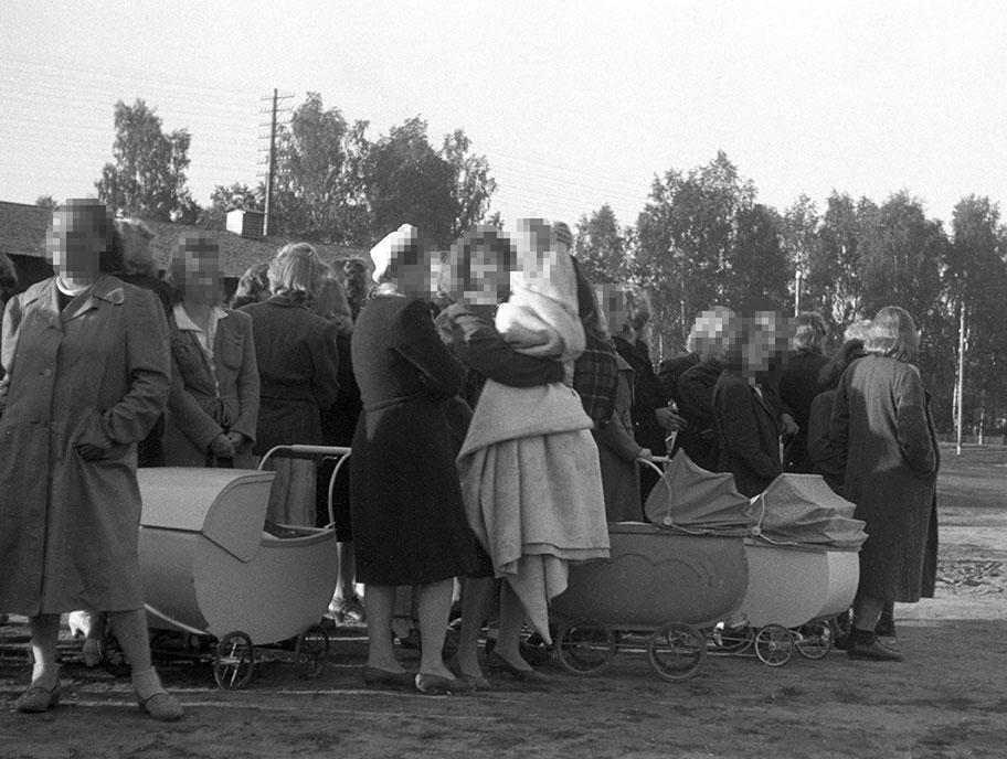 Bildet viser såkalte «tyskerjenter» med barnevogner i Elverum i Hedmark i 1945. Nå har staten sagt unnskyld for behandlingen de fikk. 