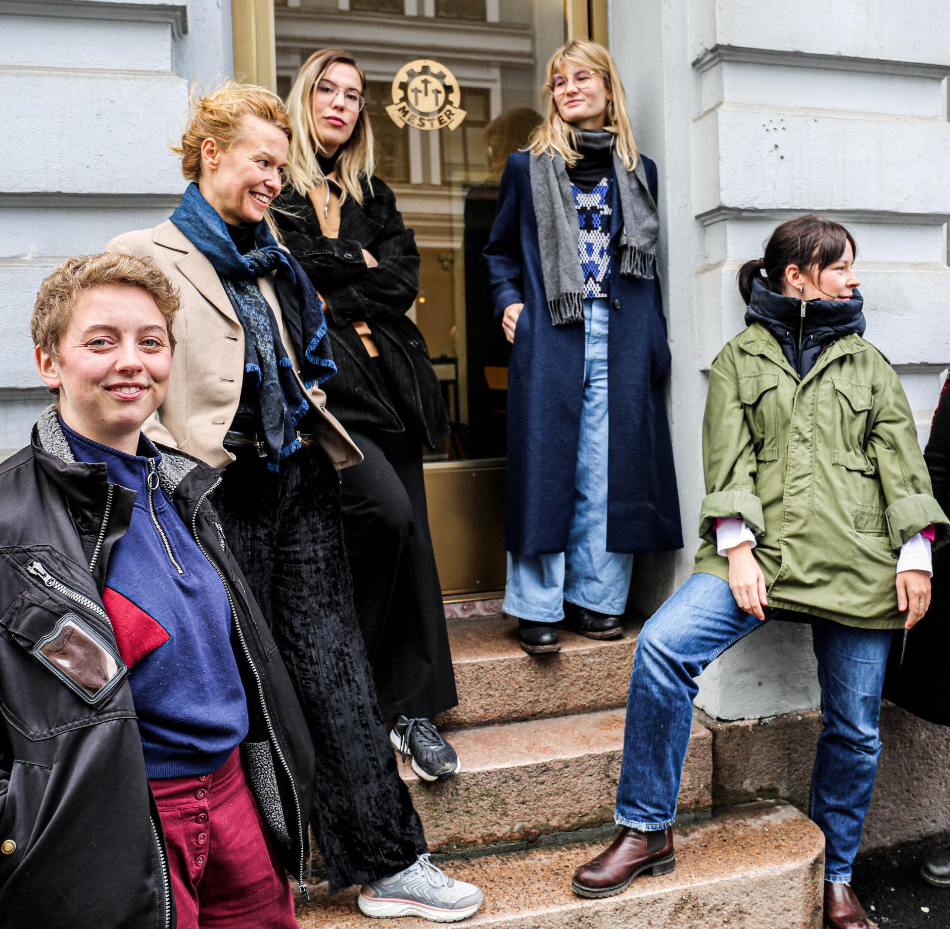 Denne gjengen åpner det feministiske kulturhuset og bokhandleren Kingos 4 i Oslo den 1. desember. F.v. Johanne Reinertsen og Ida Pallin Bostadløkken i bokhandleren Gullberg & Bostadløkken, Fett-styremedlem Nora Vigen, Fett-redaktør Hanne Linn Skogvang, og forleggerne Madeleine Schultz og Jenny Dellegård i Brød og Roser. Foto: Ida Madsen Hestman