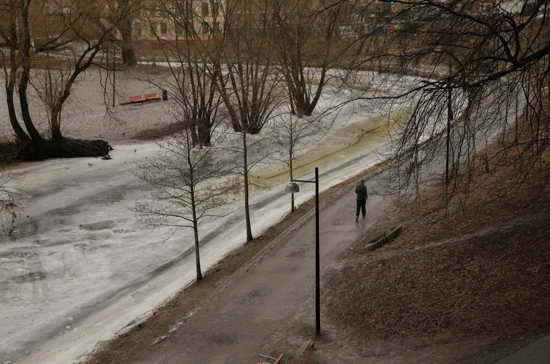 Ensom vandring ved Akerselva, kanskje mens man      grubler over Oslos siste smittevernregler                                    Foto: Mina Ræge