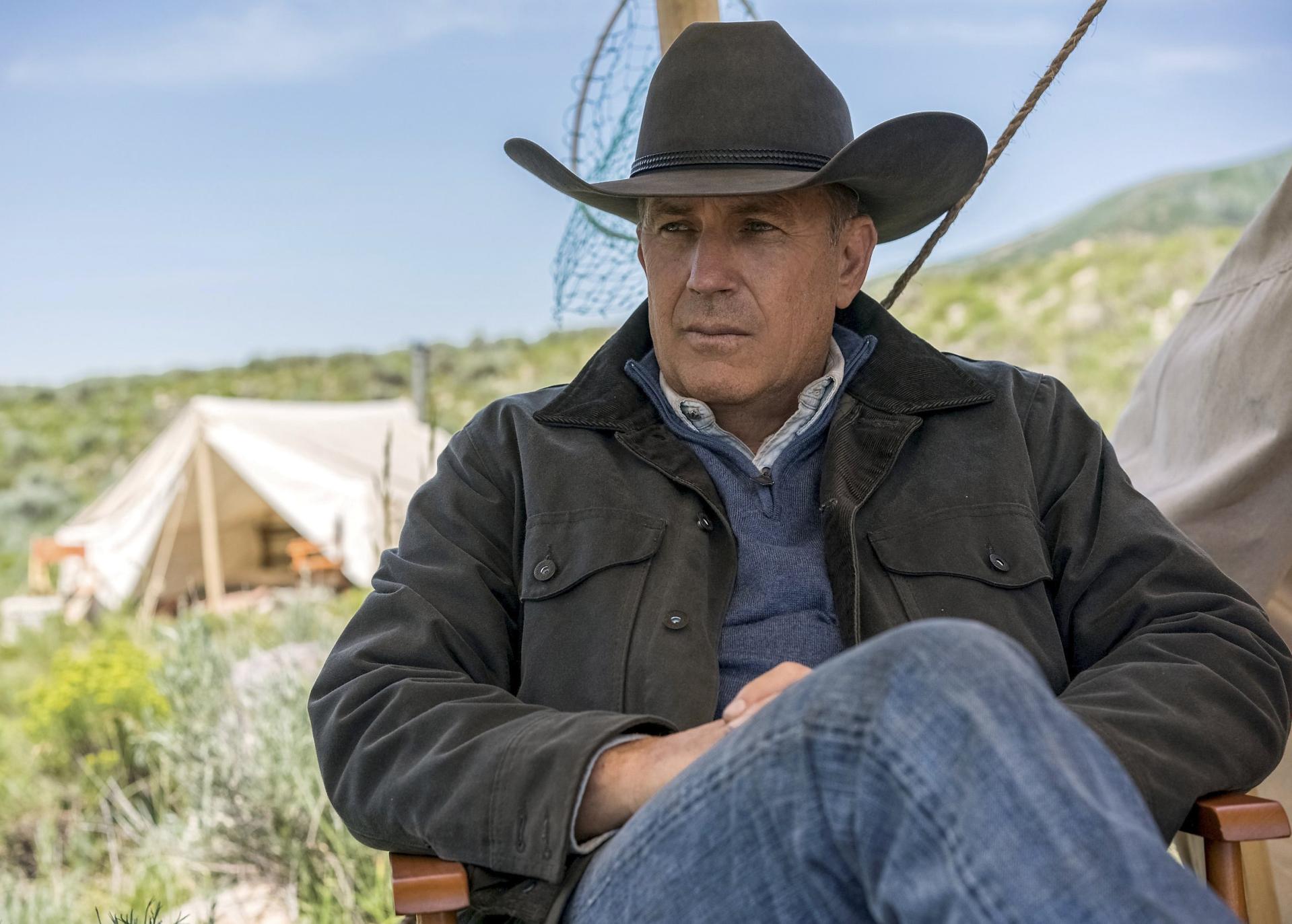 Kevin Costner er en av mange Hollywood-stjerner som preger denne TV-sesongen, som rancheier John Dutton i det episke, veldig amerikanske dramaet «Yellowstone» på TV 2 Sumo og Paramount+. Foto: TV 2 Sumo